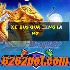 xe bus qua đường láng